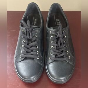 NWOT - Ecco Black tennis shoes - size 39